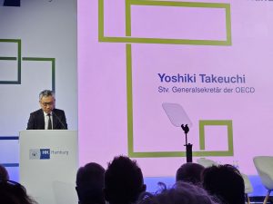 Yoshiki Takeuchi hält eine Rede auf dem Internationalen Klima-Forum der Handelskammer Hamburg zum Thema Klimaneutralität.